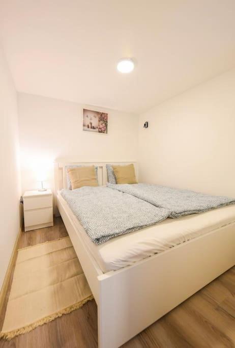 1 Bedroom Flat In Nyar Str., Central Budapest Luaran gambar
