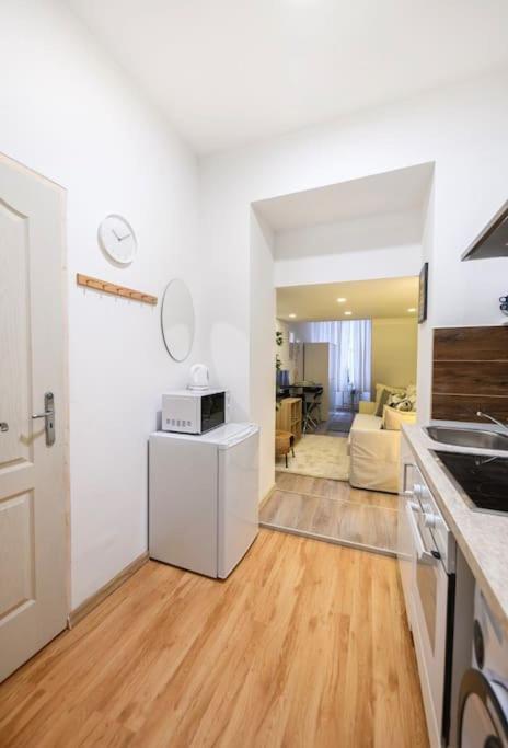 1 Bedroom Flat In Nyar Str., Central Budapest Luaran gambar